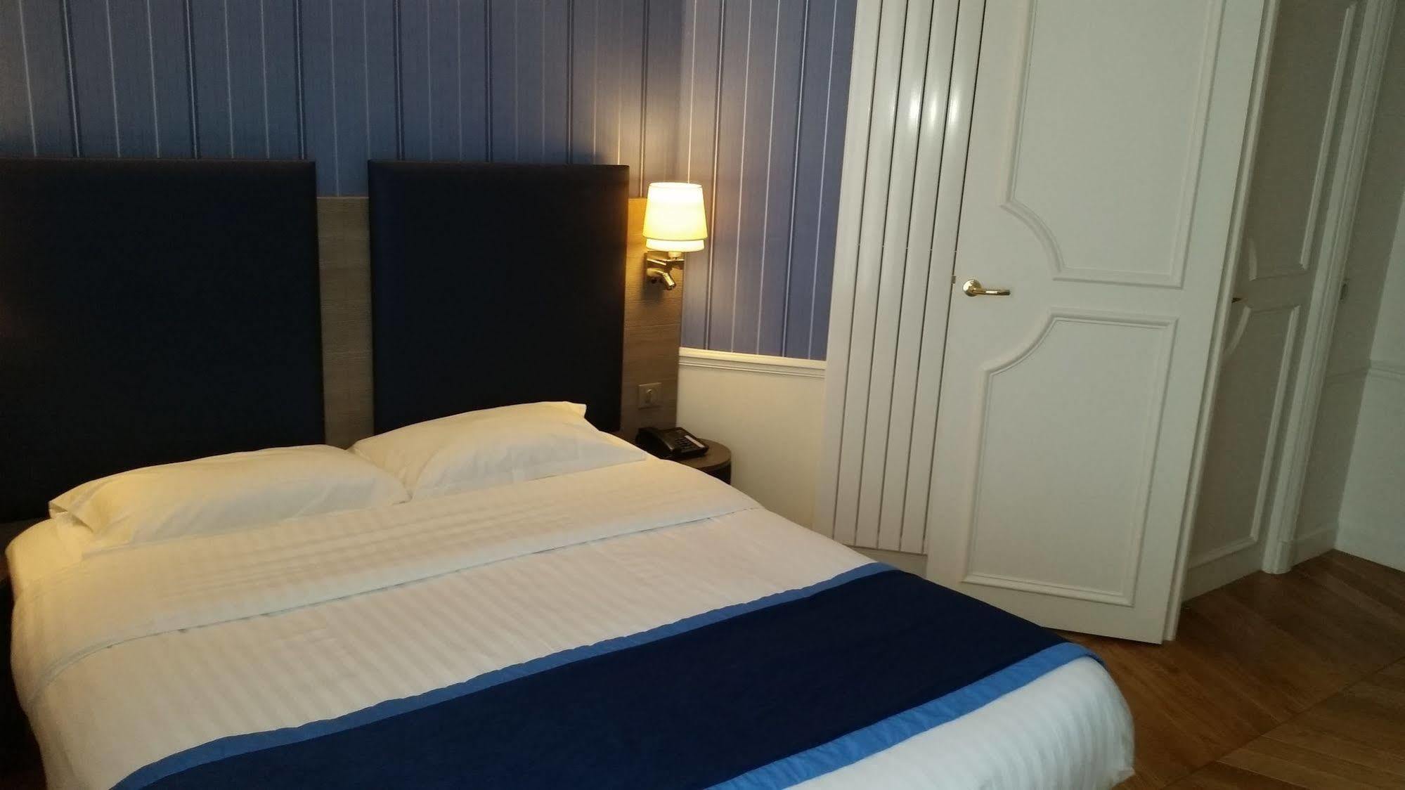 Mayflower Paris Luaran gambar